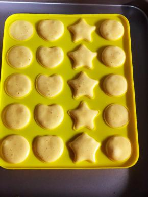 挤入模具中，这个配方能挤两个TinB的10孔模具。烤箱提前预热，150度烤20分钟。