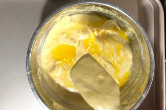 然后沿着刮刀面加入提前隔水融化的黄油