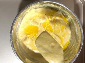 然后沿着刮刀面加入提前隔水融化的黄油