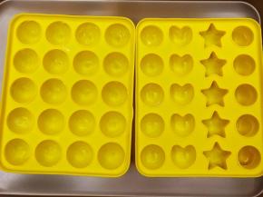 为了更容易脱模，可以在模具内抹上一点黄油。