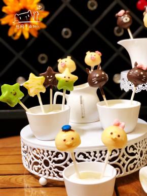 总之发挥您的想象力，可以做出萌萌哒小动物。小鸭哥的帽子是M豆，小鸭妹的蝴蝶结是棉花糖，嘴巴用了心型糖珠。小猪的嘴巴用的是粉色的棉花糖。