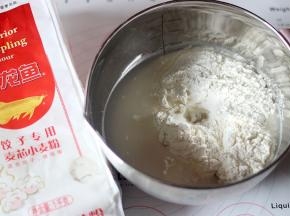 将400克金龙鱼饺子粉和150克温水揉至成干硬的面团