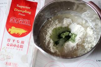 将400克金龙鱼饺子粉，青汁粉和温水揉成干硬的面团