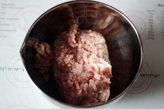 猪肉泥倒入容器中