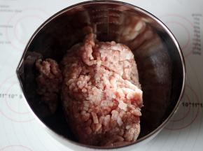 猪肉泥倒入容器中