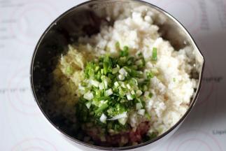 放入马蹄蓉，生姜蓉和葱花拌匀