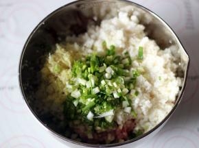 放入马蹄蓉，生姜蓉和葱花拌匀