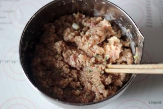 顺着一个方向搅拌，让揉至起劲，口感更好