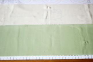 将云吞面团放入压面机中压成薄的面片，原色面团和青汁面团各一份（或者用擀面杖擀也可以哒）