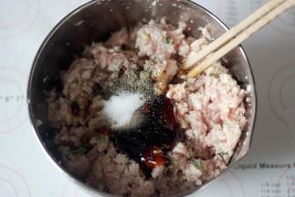 加入盐，生抽，耗油，糖，黑胡椒粉和料酒拌匀