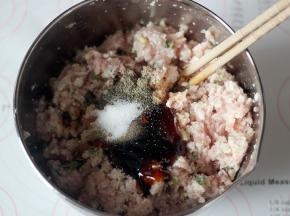 加入盐，生抽，耗油，糖，黑胡椒粉和料酒拌匀