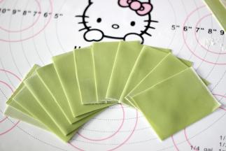 将压好的双色面片切小块