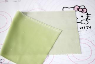 将两种面团一起再压一遍（或者用擀面杖在擀一遍）