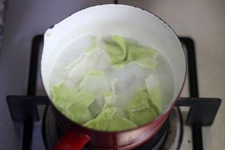 将包好的馄饨放入锅中煮熟