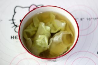 煮好的馄饨放入碗中，可以加少许的生抽和胡椒粉提味