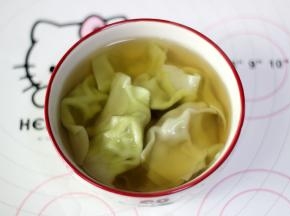 煮好的馄饨放入碗中，可以加少许的生抽和胡椒粉提味