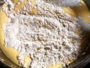 低筋面粉过筛2次，筛入蛋液中，切刀手法拌匀。