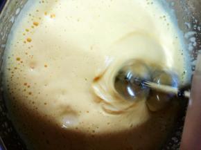 蛋盆隔热水高速打发，蛋液温度达到40度左右蛋盆离开热水。