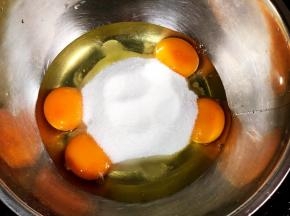 鸡蛋中加入砂糖