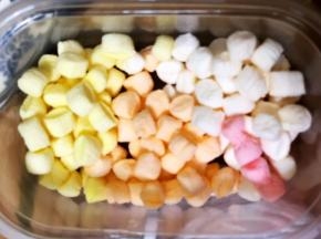 棉花糖剪成小粒