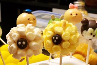 M&M的巧克力做了小绵羊的脸蛋儿，棉花糖沾上巧克力贴上蛋糕表面，小绵羊诞生啦。