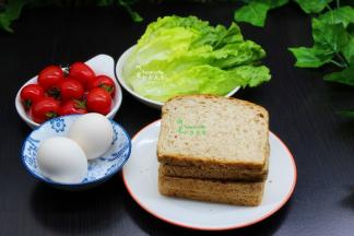 食材：吐司4片、鸡蛋2个、生菜、小番茄、沙拉酱酱、油。