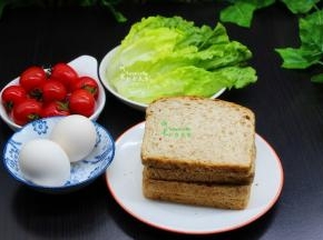 食材：吐司4片、鸡蛋2个、生菜、小番茄、沙拉酱酱、油。