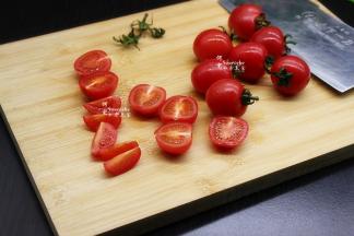 小番茄洗净，去蒂，对半切块，对半切块的小番茄，