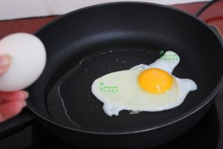 平底锅，热锅，倒油，打入鸡蛋煎成太阳蛋，二个鸡蛋可以一锅煎碗。鸡蛋很容易熟，表面凝固即可。