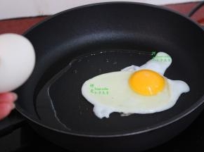 平底锅，热锅，倒油，打入鸡蛋煎成太阳蛋，二个鸡蛋可以一锅煎碗。鸡蛋很容易熟，表面凝固即可。