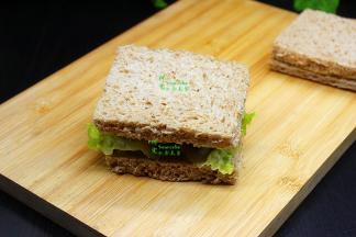 在鸡蛋的上面盖一块吐司，就可以享受美味的早餐了。