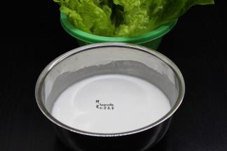 肠粉专用粉100克倒入饮用水250克，搅拌均匀，无颗粒状；这个量能蒸5锅。