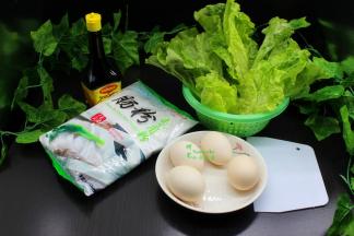 食材：肠粉专用粉100克、饮用水250克、鸡蛋4个、生菜、食用油、盐、姜粉、生抽、糖、蚝油。