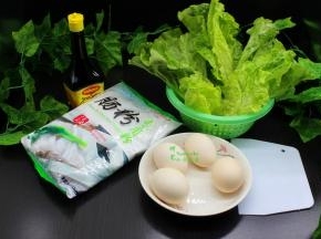 食材：肠粉专用粉100克、饮用水250克、鸡蛋4个、生菜、食用油、盐、姜粉、生抽、糖、蚝油。