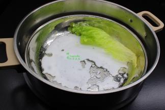 不锈钢的平底盘涂抹一层油。倒入一勺米浆在蒸盘上，左右摆动一下，让米浆在薄薄一层在蒸盘上，放入生菜。