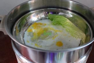 水煮沸之后，隔水放入蒸锅，大火蒸2-3分钟即可。