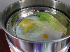水煮沸之后，隔水放入蒸锅，大火蒸2-3分钟即可。