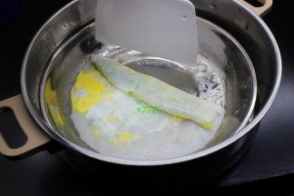 蒸好的肠粉，用刮刀把肠粉卷起，刮刀不要离开蒸盘，连续刮，这样的肠粉就会很完整。