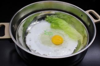 在米浆上面打入一个鸡蛋，并搅拌均匀在米浆上面