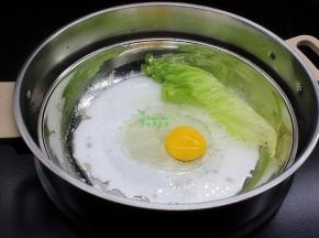 在米浆上面打入一个鸡蛋，并搅拌均匀在米浆上面