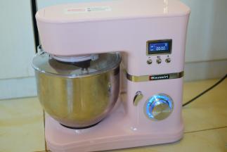 将面团中除了黄油其它食材都放入厨师机中，如果没有厨师机就用手揉面，1档揉面10分钟，加入室温软化的黄油，2档揉面10分钟，再用3档揉面十分钟