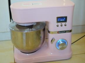 将面团中除了黄油其它食材都放入厨师机中，如果没有厨师机就用手揉面，1档揉面10分钟，加入室温软化的黄油，2档揉面10分钟，再用3档揉面十分钟