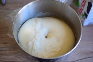 盖上保鲜膜，室内发酵至原面团的二倍大