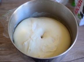 盖上保鲜膜，室内发酵至原面团的二倍大