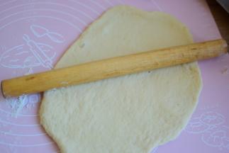 将发酵好的面团，平均分成两份，每一份都擀成长方形