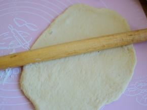 将发酵好的面团，平均分成两份，每一份都擀成长方形