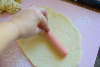 把火腿肠放在一边，卷起来