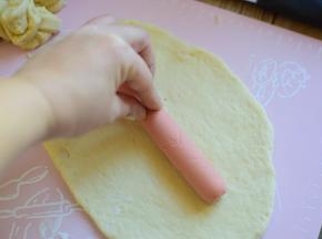 把火腿肠放在一边，卷起来