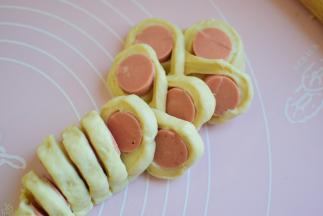 把切好的火腿面团，往左放一个，再往右放一个，细节如图