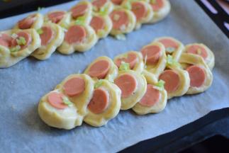 放烤箱，二次发酵20分钟，取出来，刷蛋液，撒少许葱花